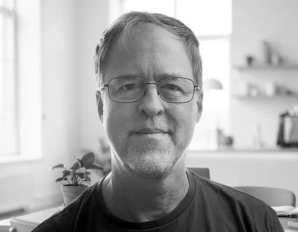 Portrait of Paul Wolke, founder of PIXELS & WAVES
